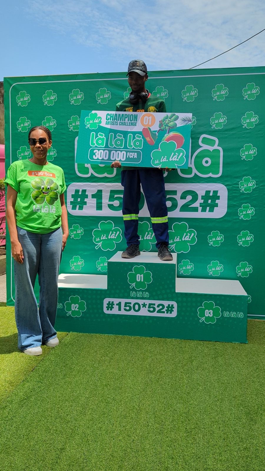 Le grand champion du Challenge avec la Directrice Communication